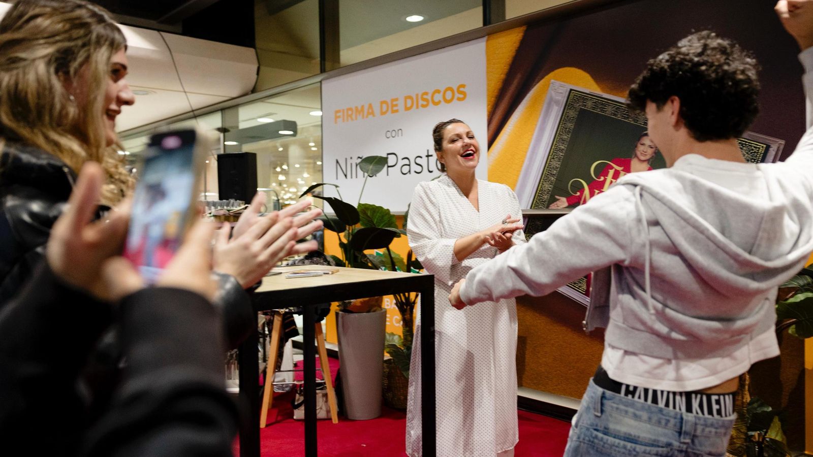 Las imágenes de la firma de discos de Niña Pastori en Cádiz