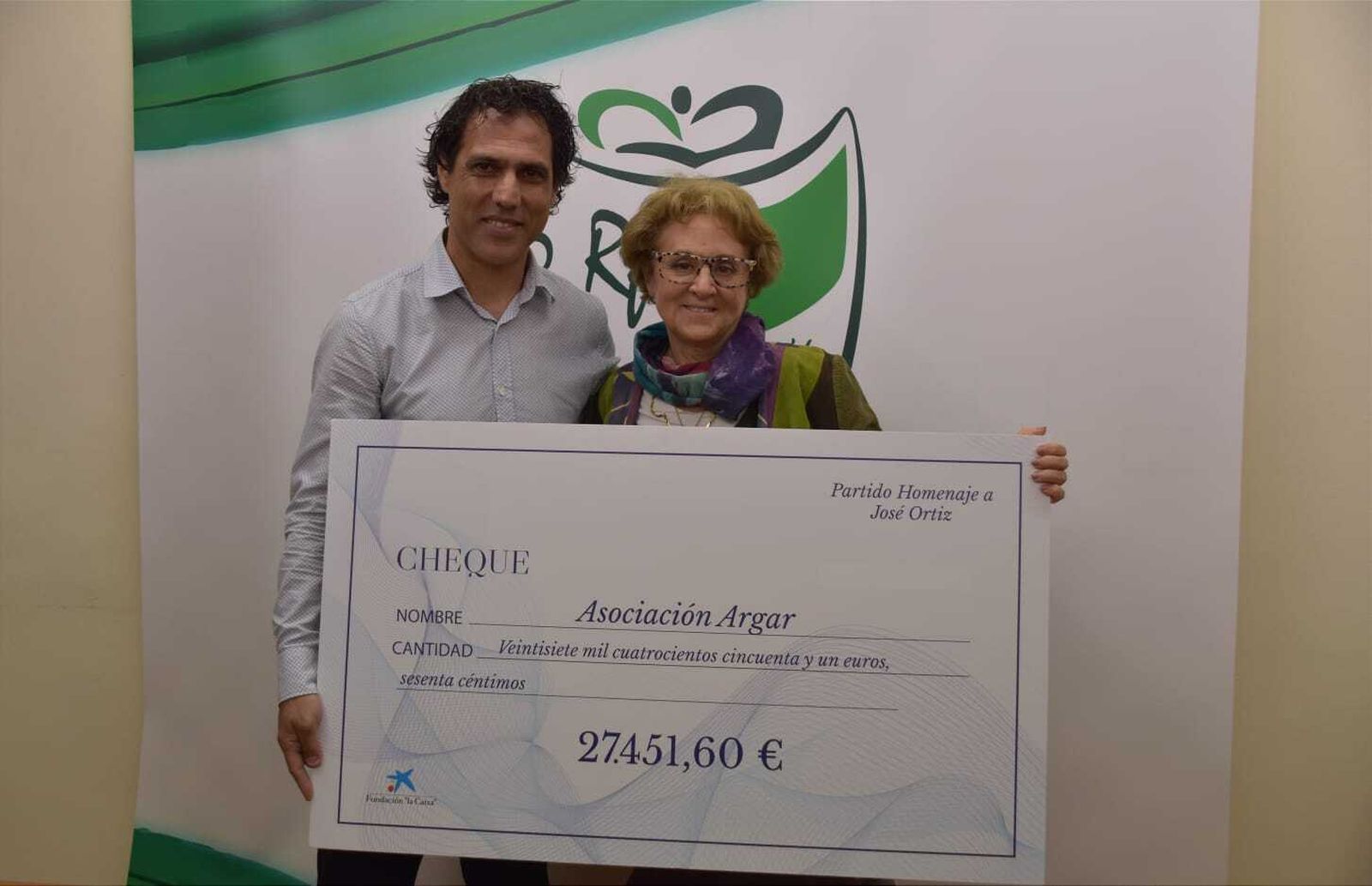 Ortiz en el acto de entrega del importe recaudado a Rosa Onieva, presidenta de Argar