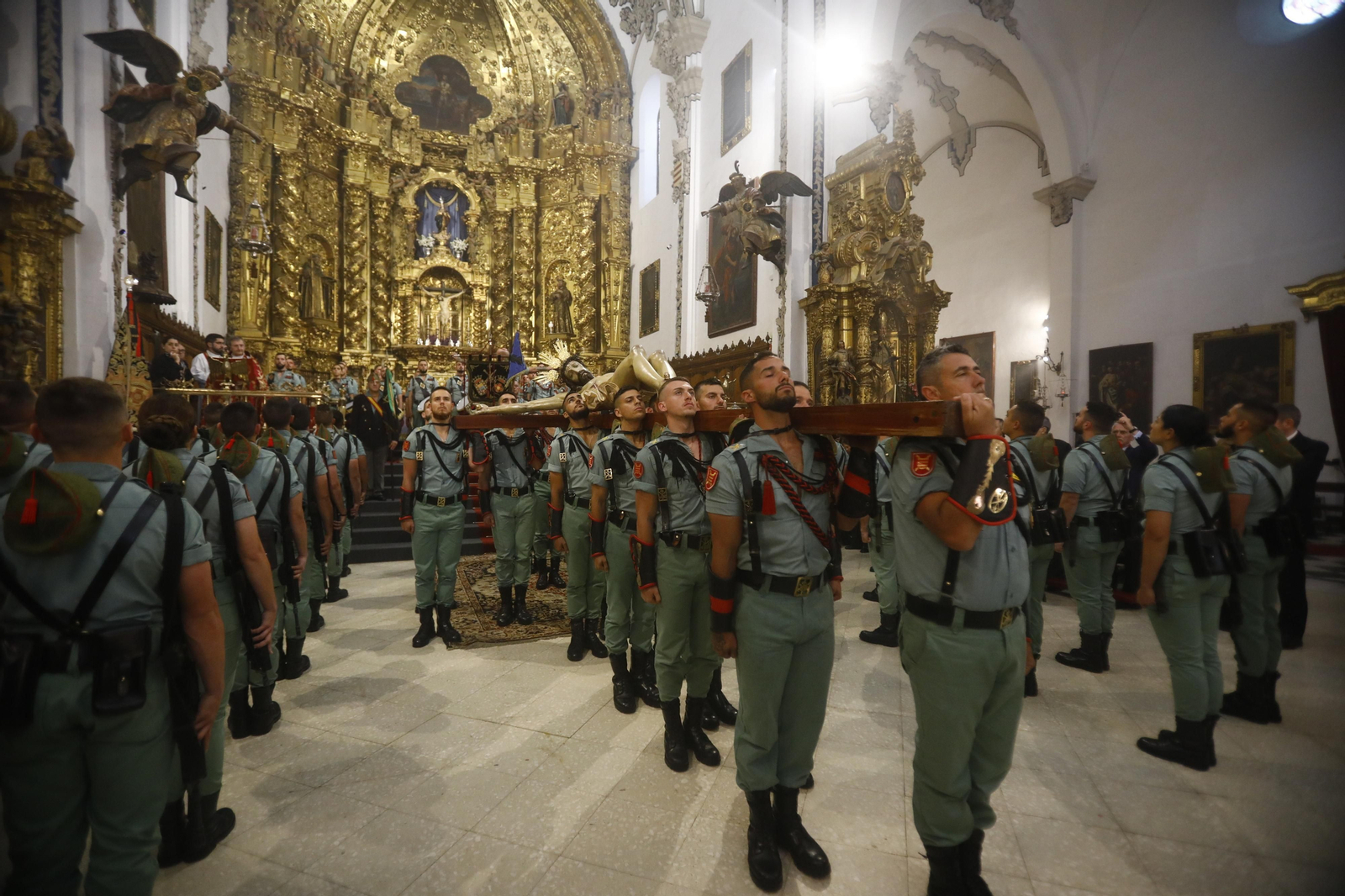 Las mejores imágenes del vía crucis de la Caridad de Córdoba con la Legión en este Viernes Santo