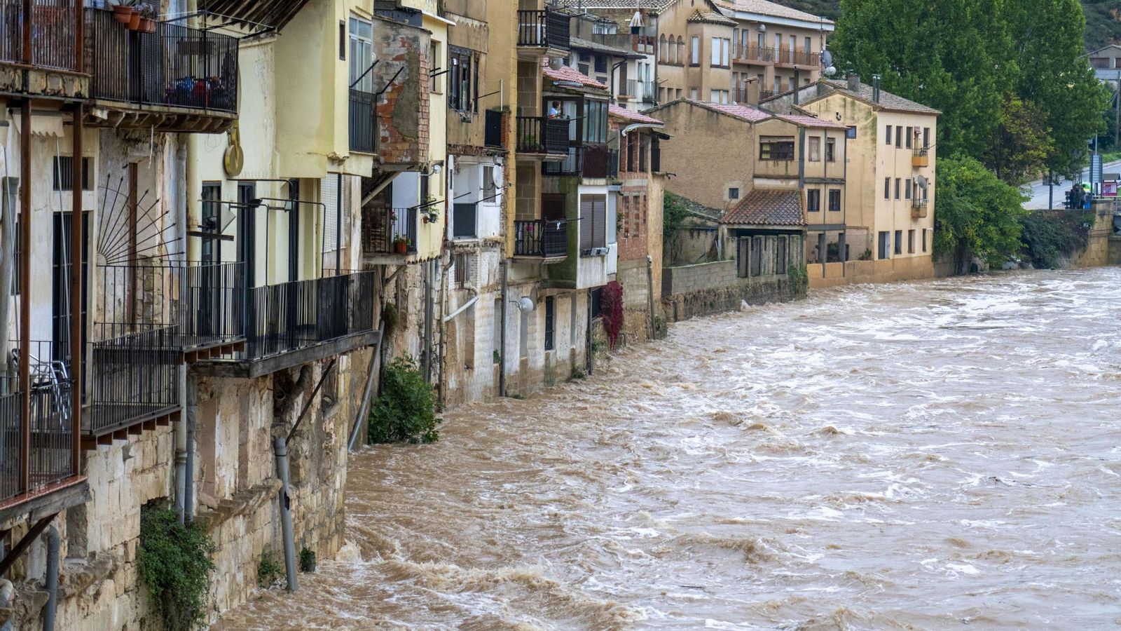 Desbordamientos de barrancos en Valderrobres (Teruel): el agua entra en varias casas