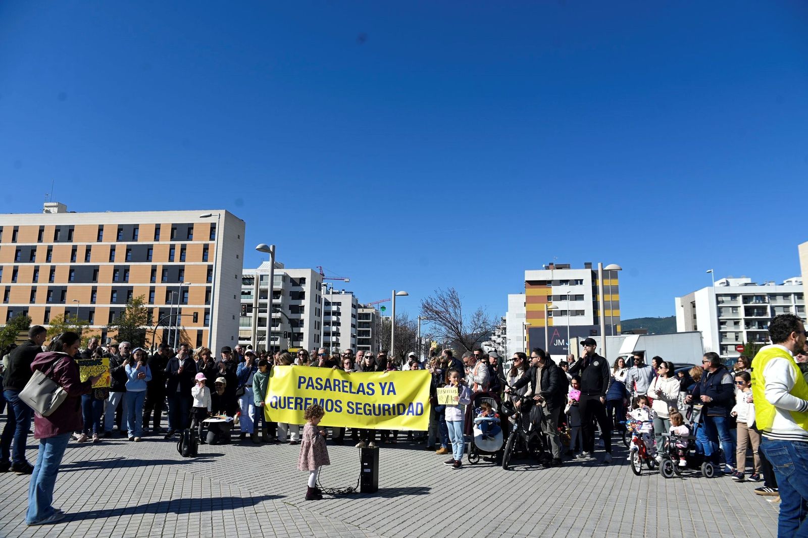 Las imágenes de la concentración de los vecinos de Turruñuelos por una pasarela peatonal sobre la ronda de Poniente