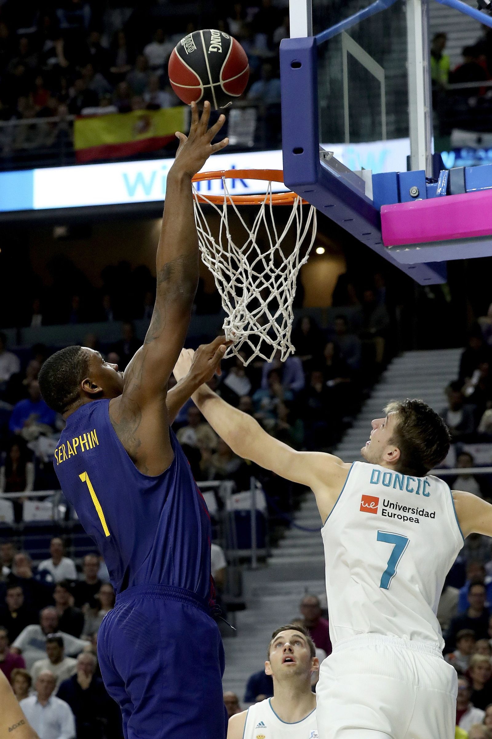 El azulgrana Seraphin anota ante Luka Doncic.