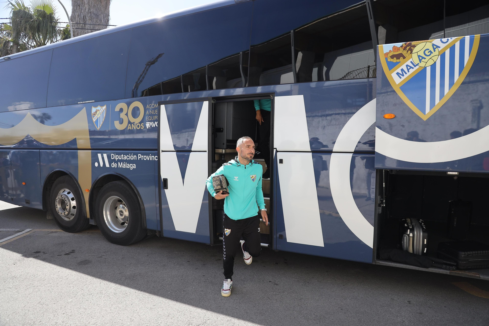 Llegada y calentamiento del Málaga CF en el campo del Atlético Sanluqueño