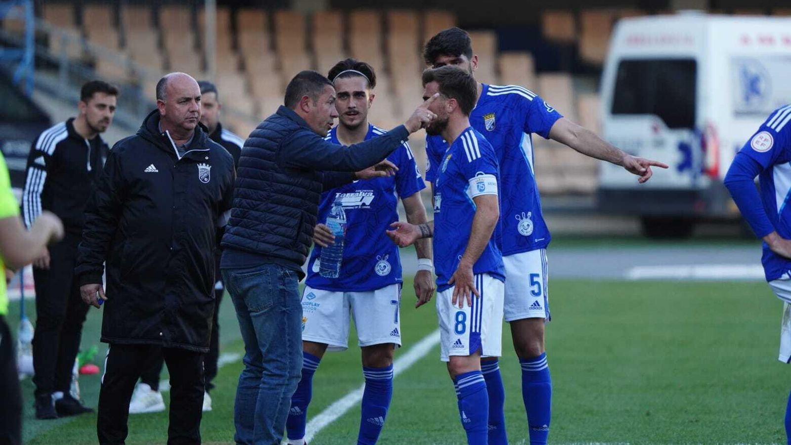 Juan Carlos da instrucciones a José Parada en presencia de Joseliyo y Kevin.