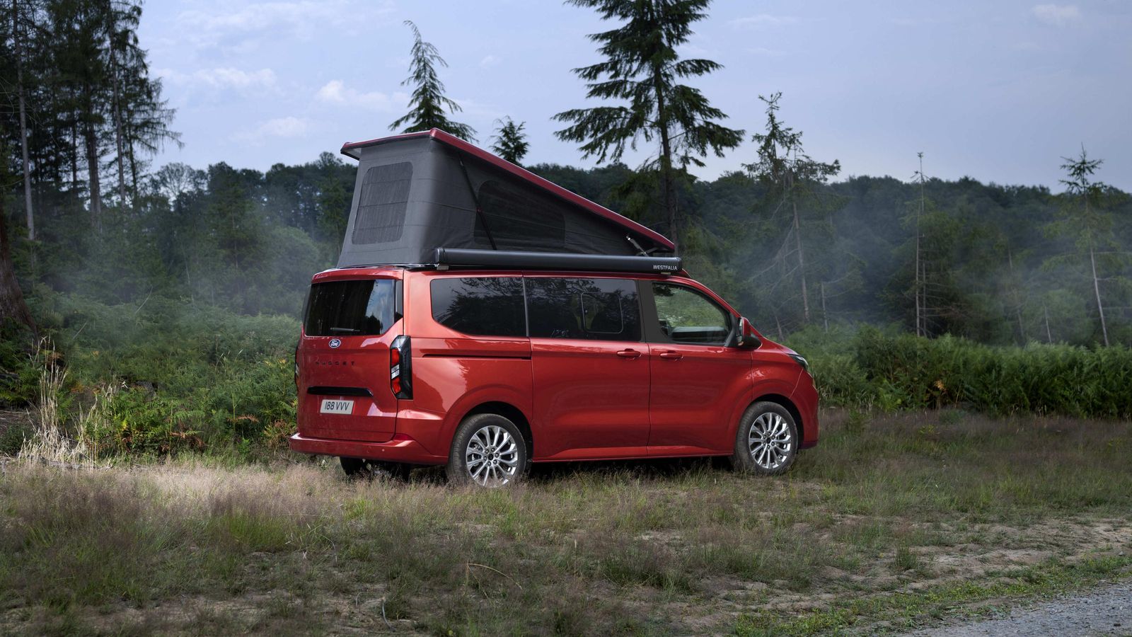 La Transit Custom Nugget ofrece ahora un nuevo techo superior. Por ahora, se pone a la venta con el motor de 170 CV y cambio automático.