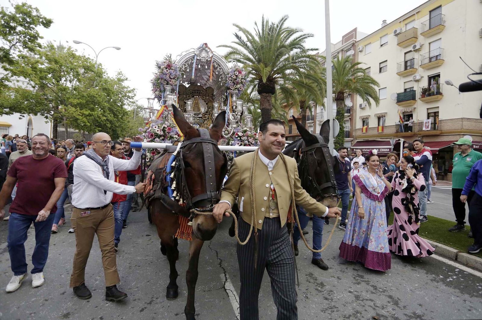 El Rocío 2023: Imágenes de la Hermandad de Emigrantes en su salida de Huelva