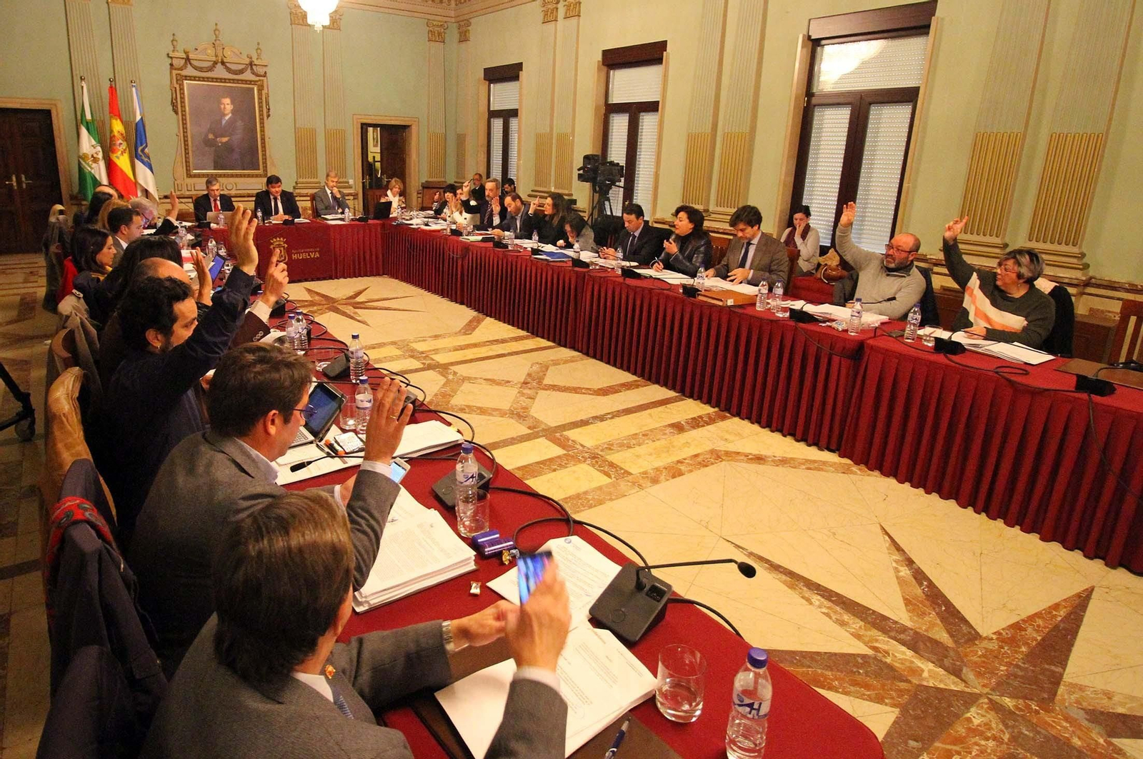 La Corporación Municipal, durante la votación de una propuesta en un Pleno reciente.