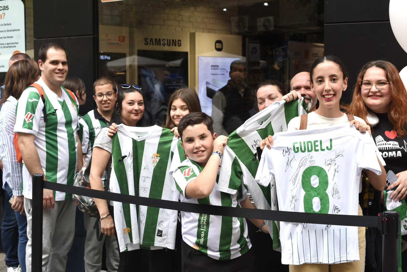 La afición del Córdoba CF enloquece con Álex Sala y Albarrán en el centro de la ciudad