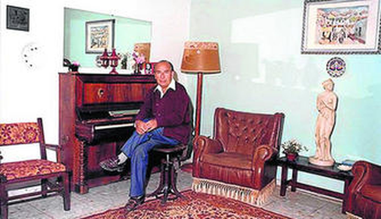 El poeta y compositor Manuel del Águila.