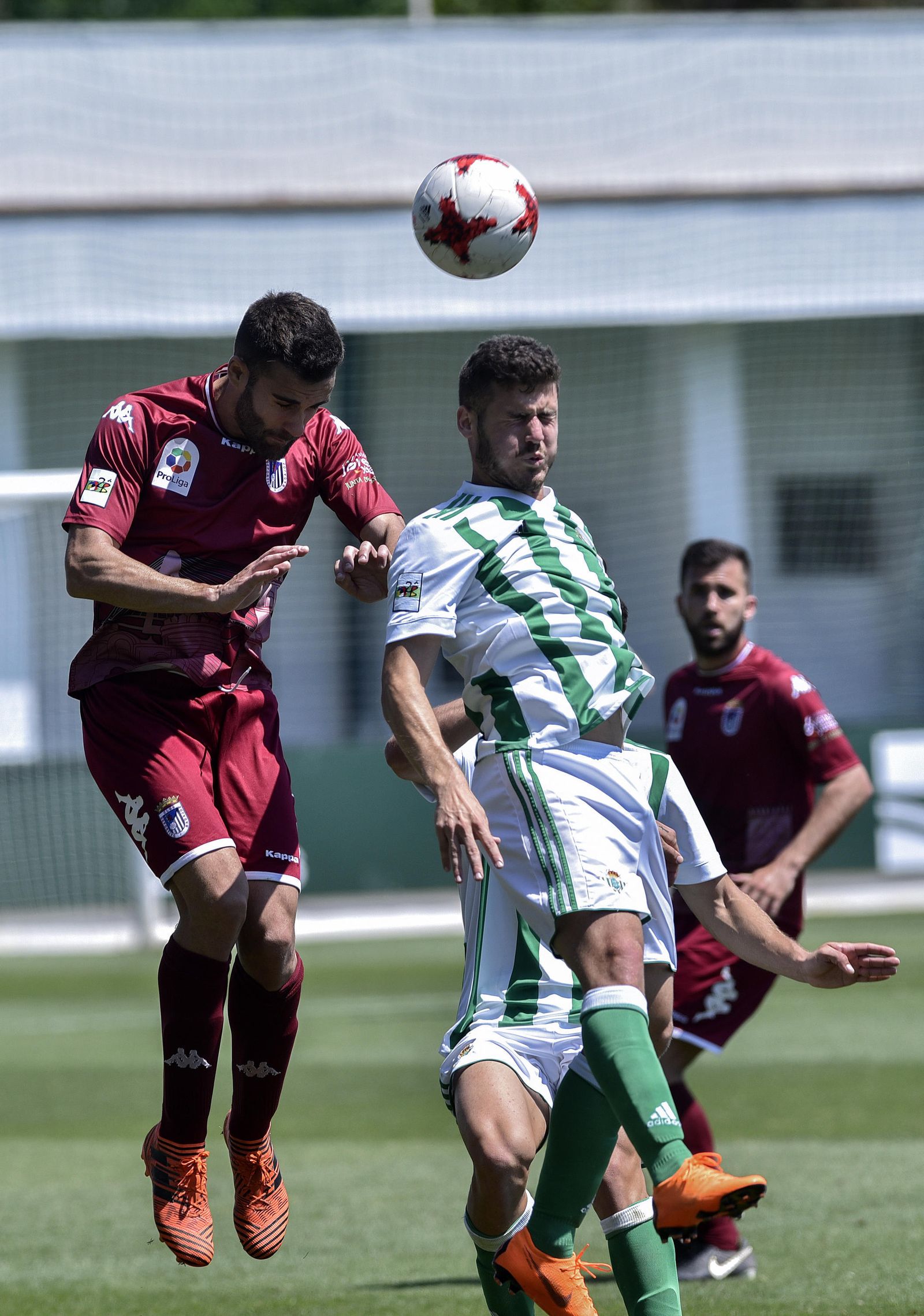 Julio Gracia disputa un balón aéreo ante un jugador del Badajoz.