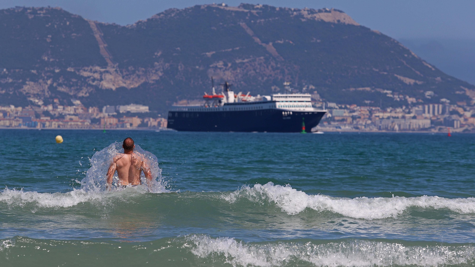 Un hombre se baña en El Rinconcillo.