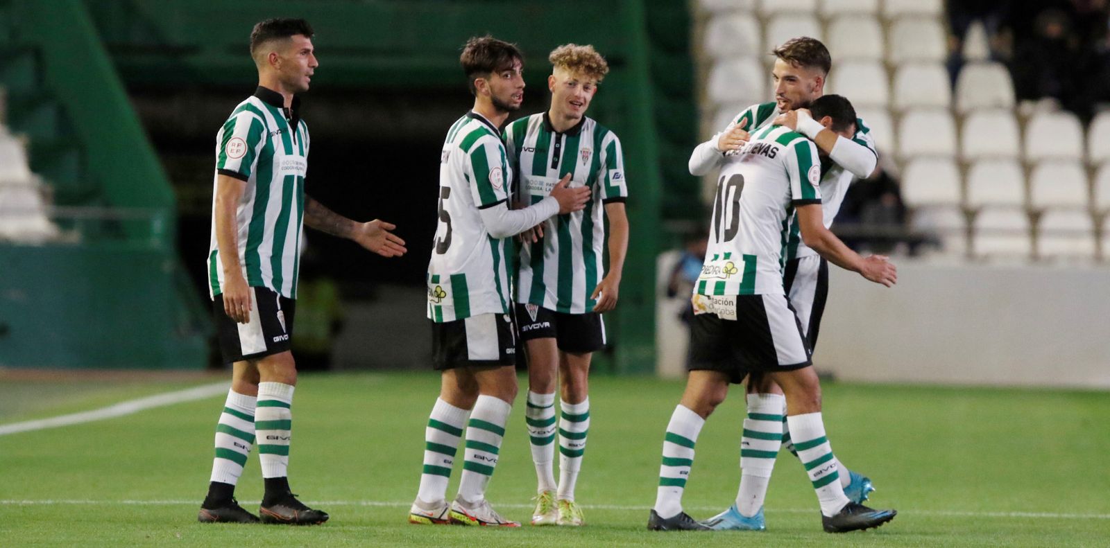 Los jugadores del Córdoba CF celebran un gol en El Arcángel.