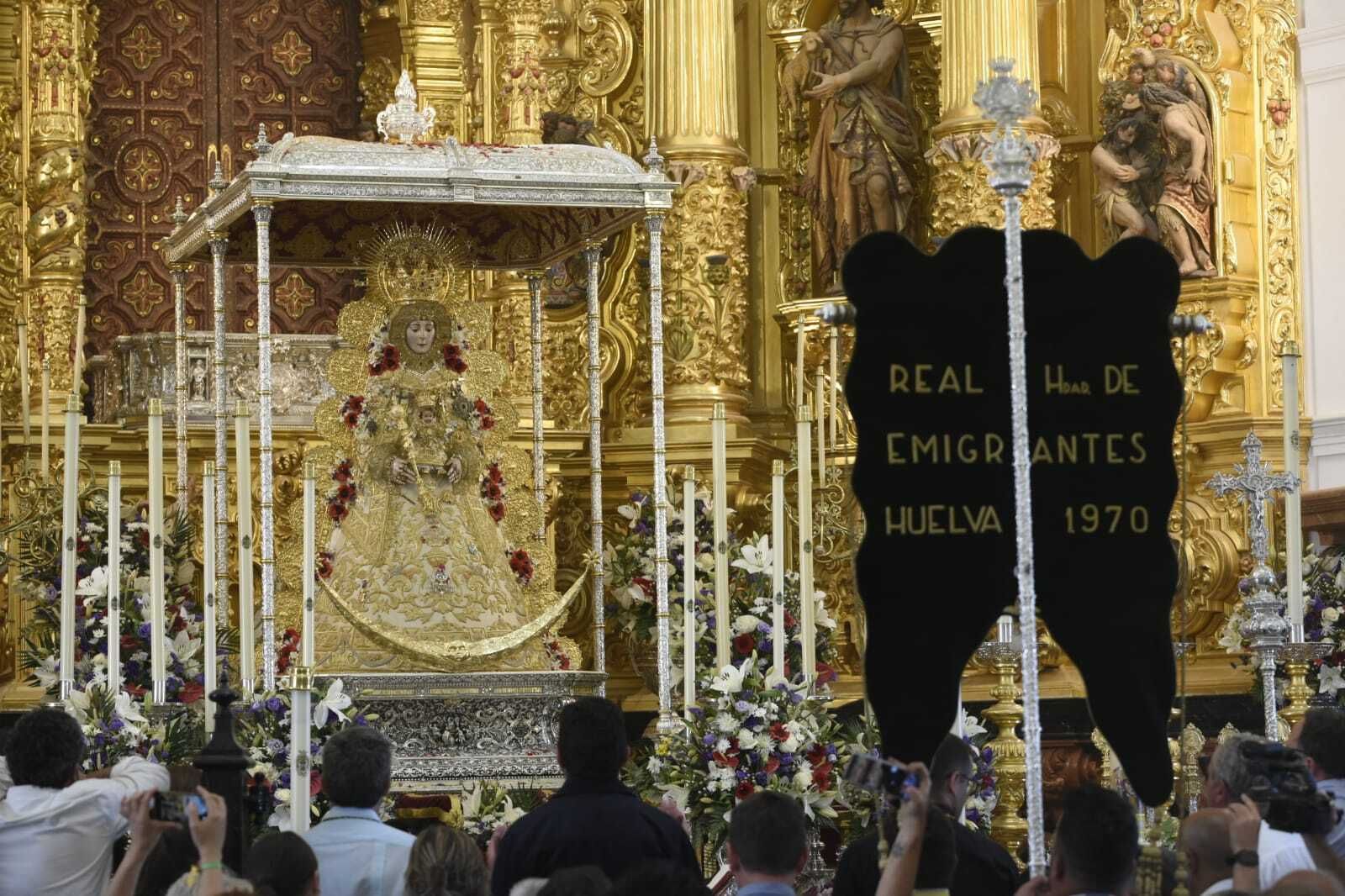 El simpecado de Emigrantes, ante la Virgen del Rocío.