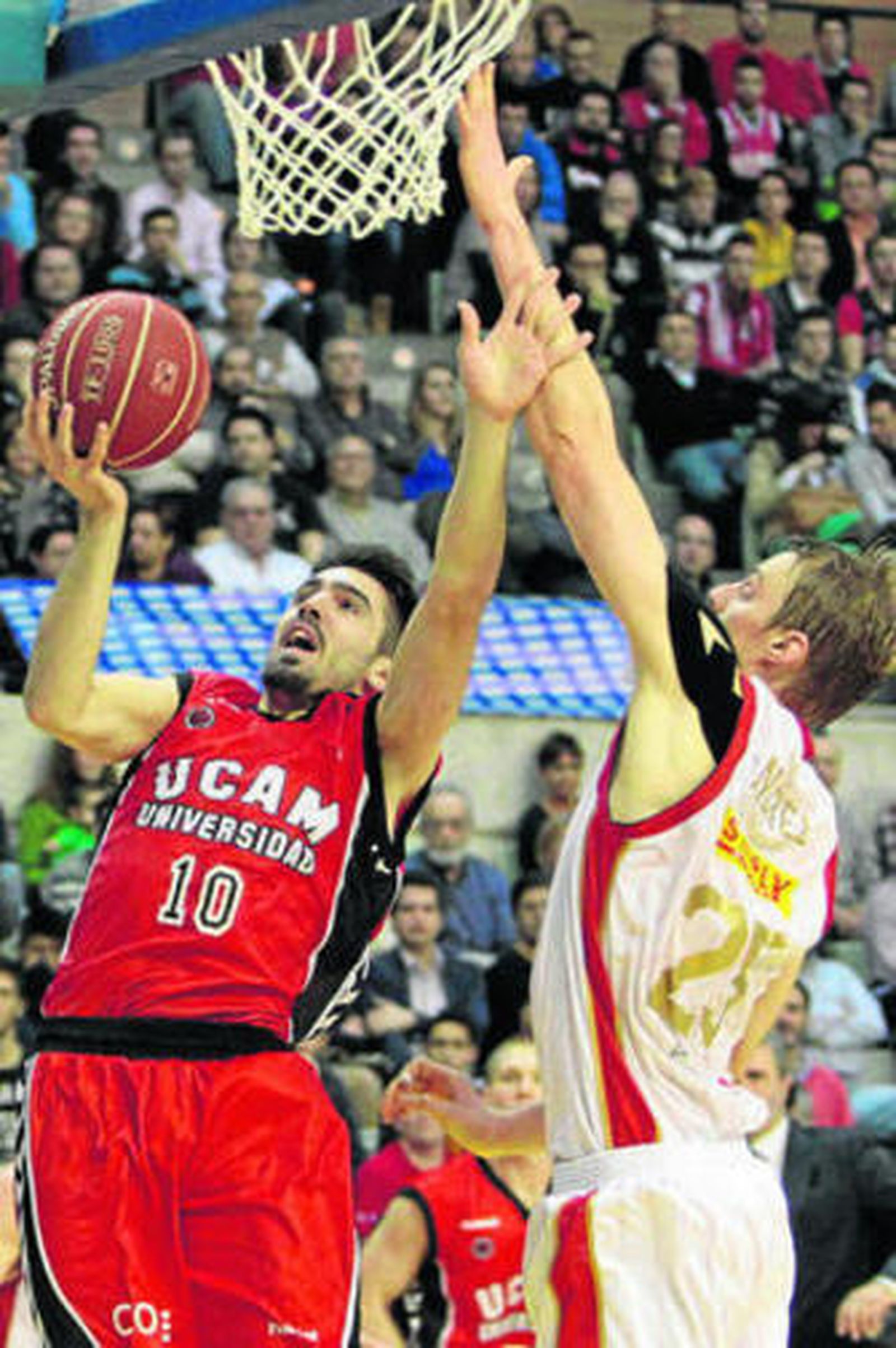 Franch deja una bandeja en presencia de Norel.