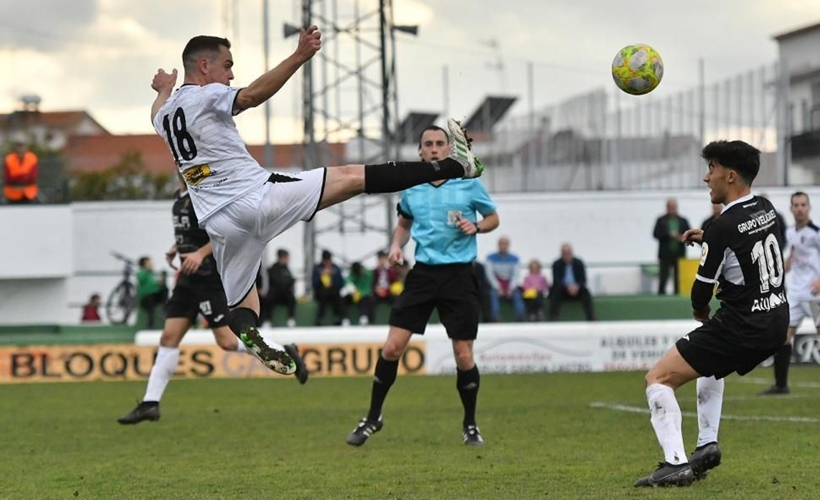 Juanje Lucena golpea un balón de manera acrobática ante un jugador del Antoniano.