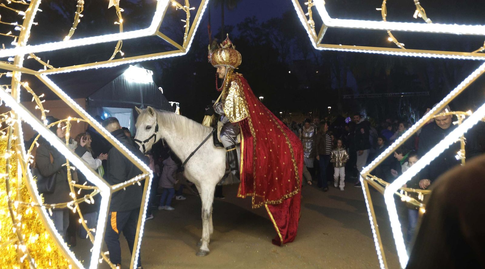 Fotos del heraldo de los Reyes Magos y su corte de beduinos en Algeciras