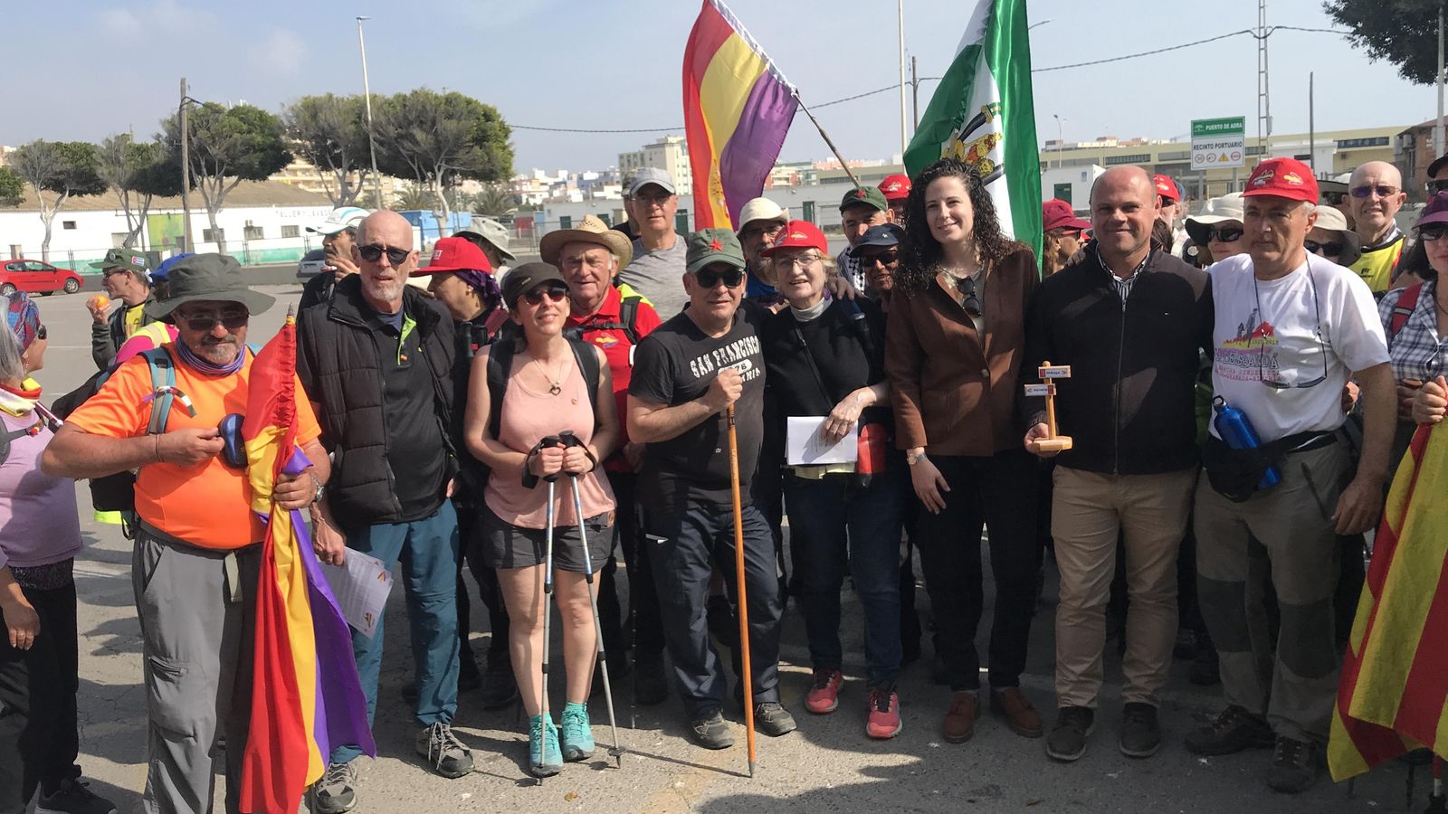 Los concejales junto a algunos de los participantes de La Desbandá.