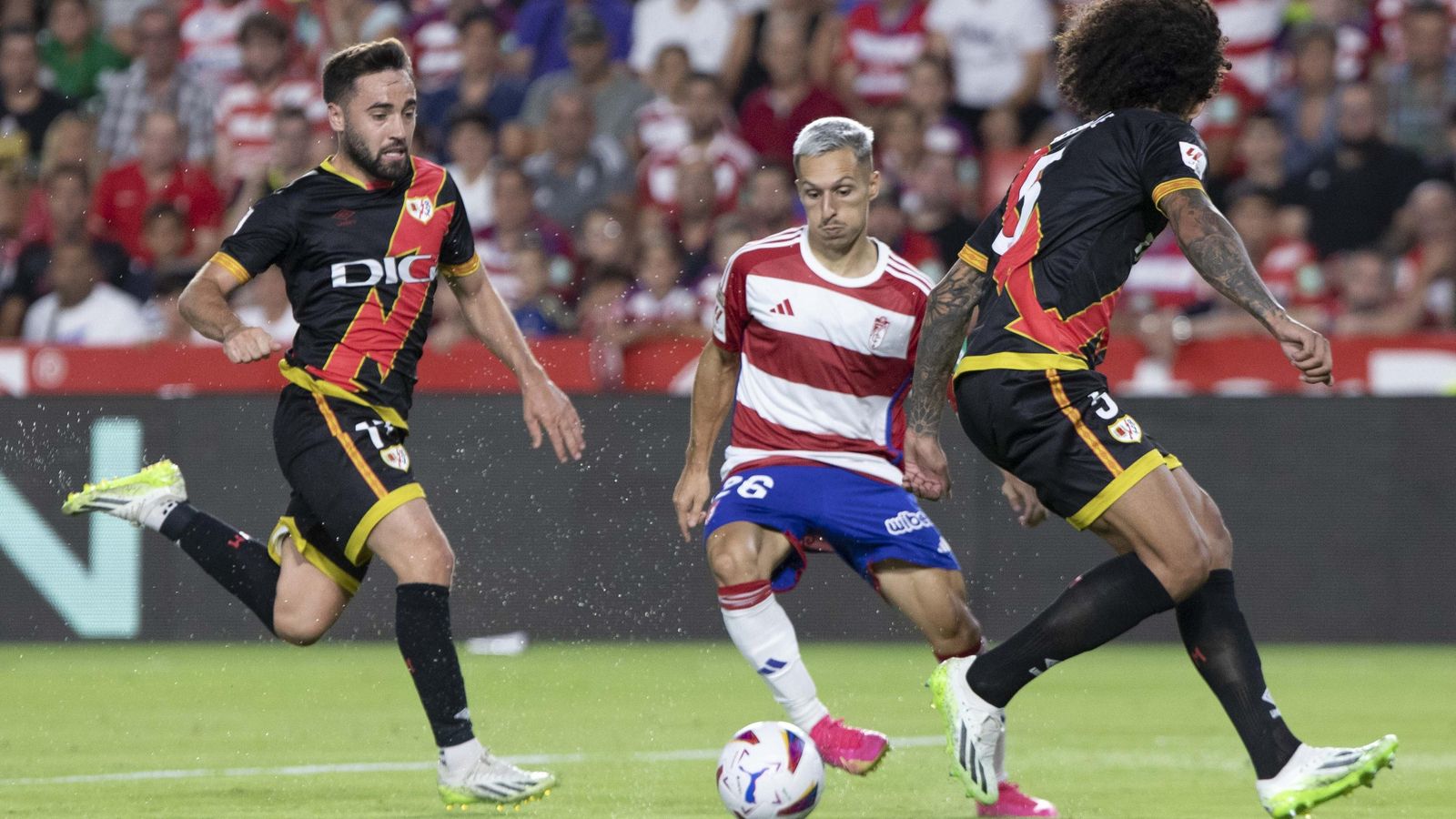 Bryan Zaragoza encara a Aridane en la acción que terminó en el palo.