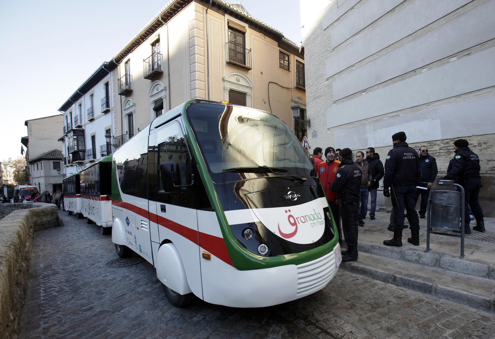 El tren turístico por la Carrera del Darro.