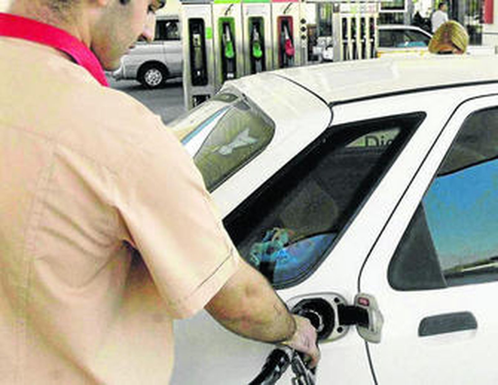 Un empleado de una gasolinera.