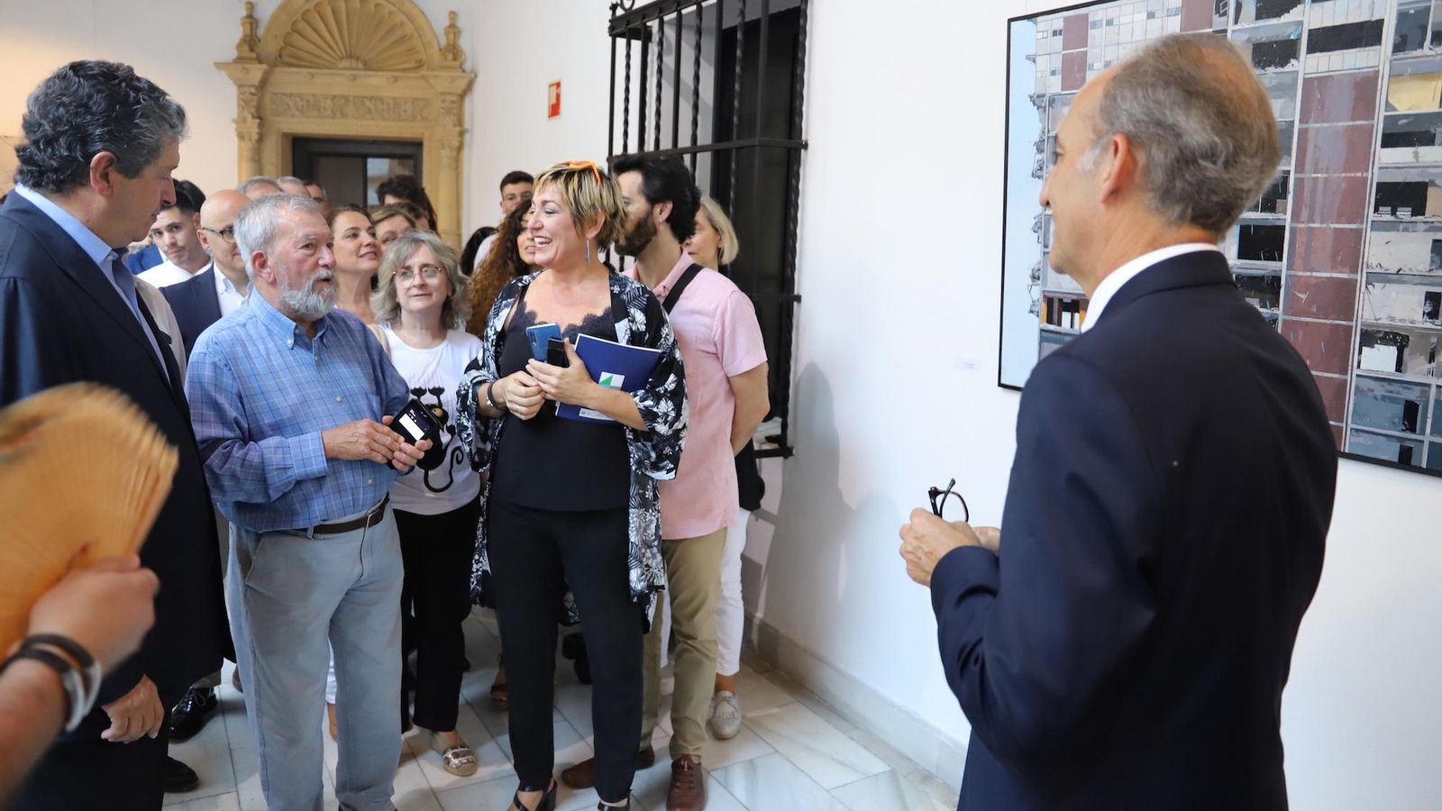 Visita a la exposición y explicación ante la obra ganadora, '10 años en Alepo'.