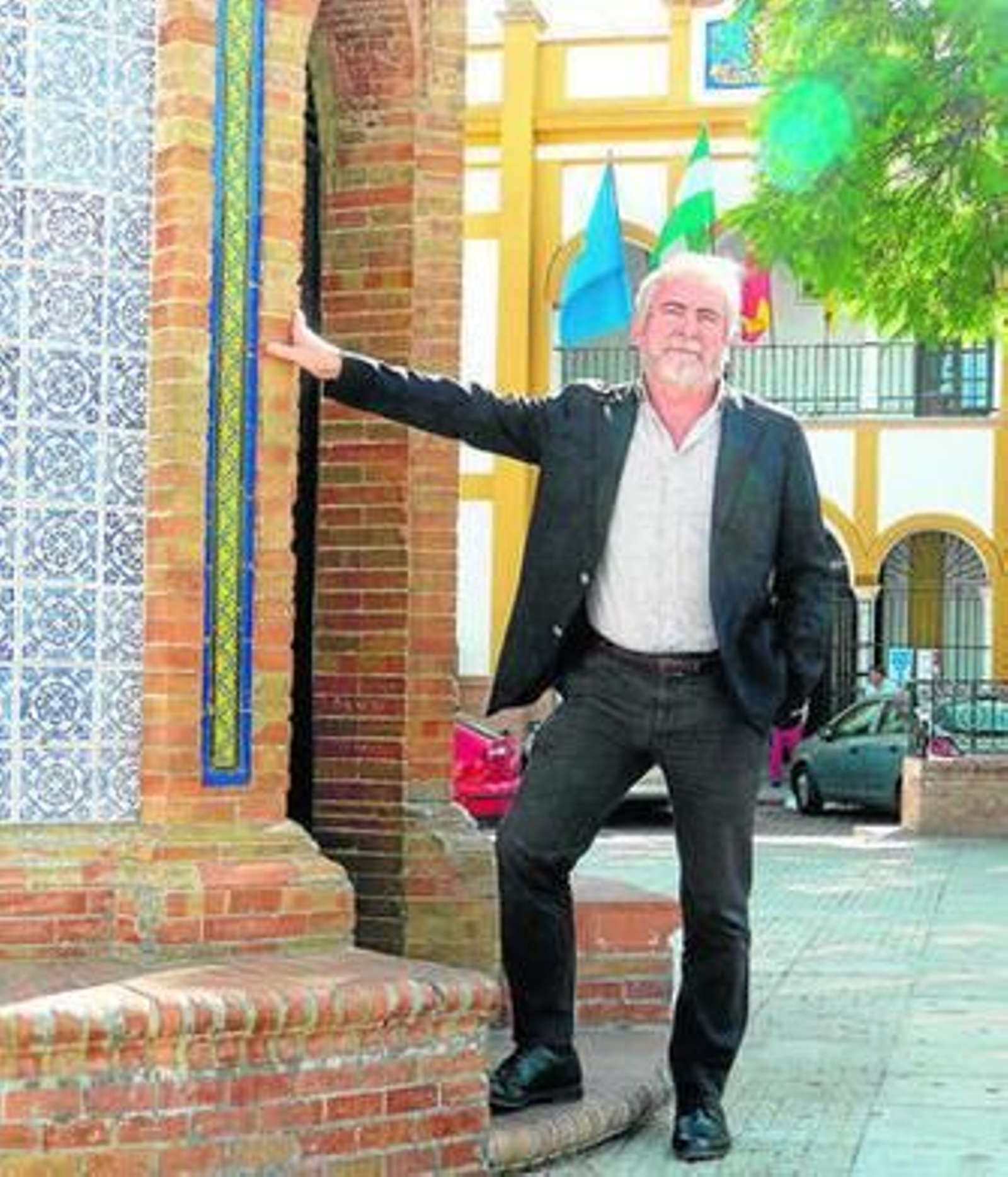 El alcalde de Manzanilla, Cristóbal Romero, frente al Ayuntamiento de la localidad.