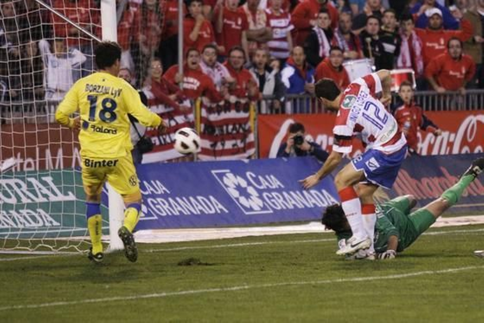 Íñigo López empuja la pelota al portería canaria en el 3-2. / Miguel Rodríguez