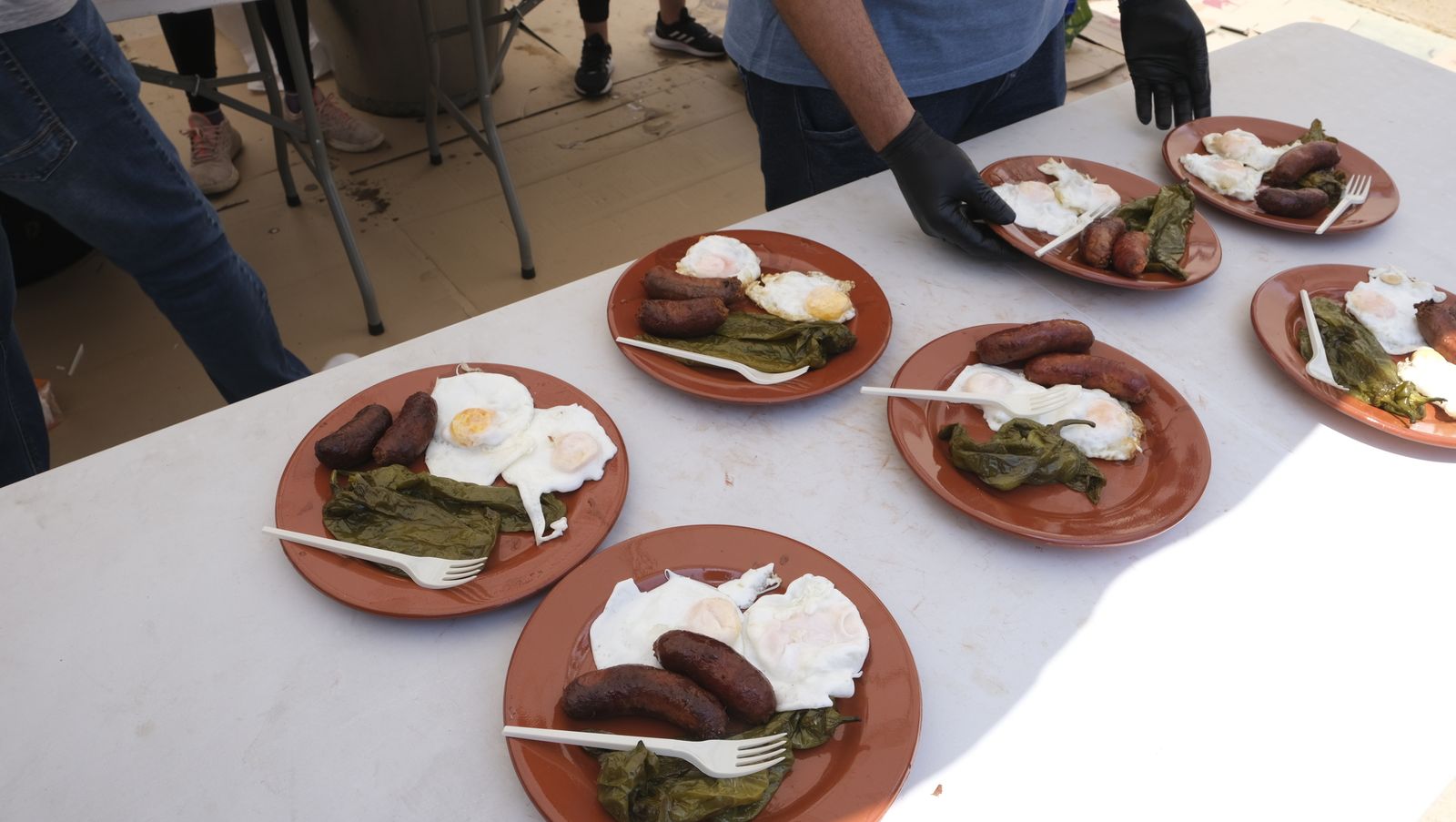 Imágenes de la degustación de huevos fritos con chorizo, en las Fiestas de Santa María del Águila