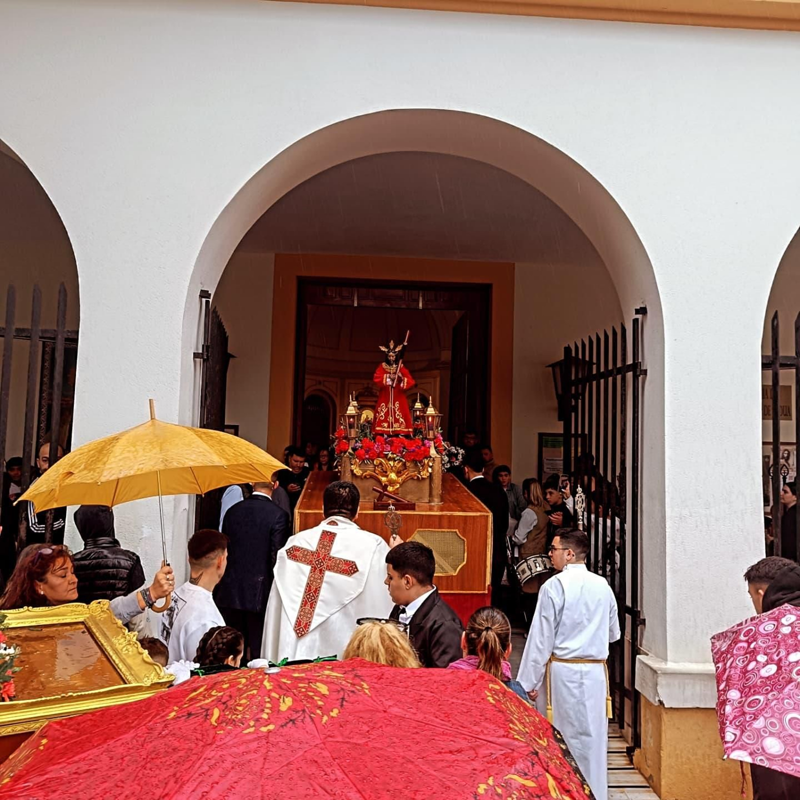 La lluvia interrumpe la procesión infantil de Ciudad Jardín de Almería, en imágenes