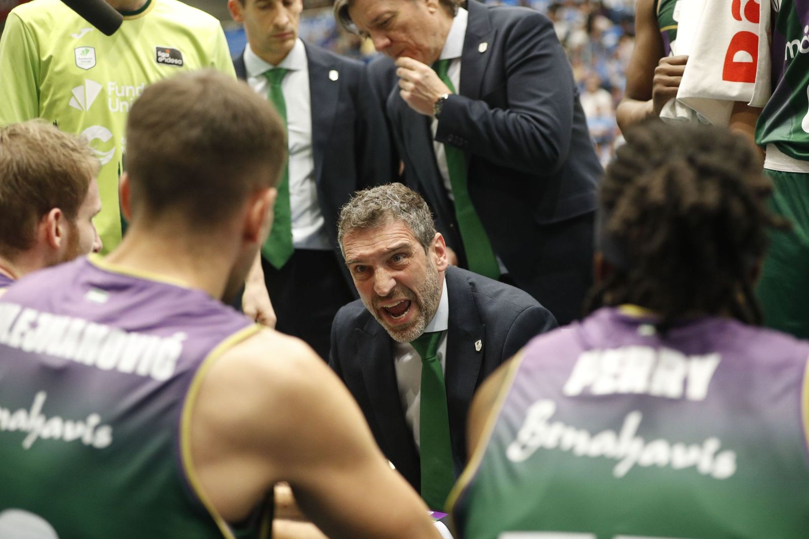 Ibon Navarro da una avivada charla a sus jugadores.