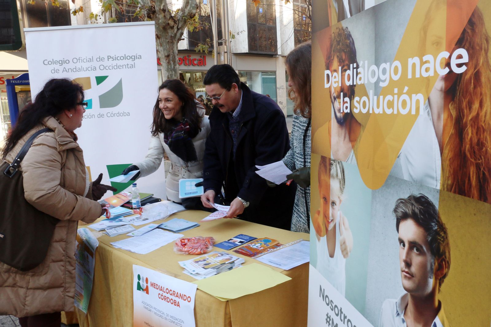 Mesa informativa sobre el servicio de Mediación  Familiar. Córdoba