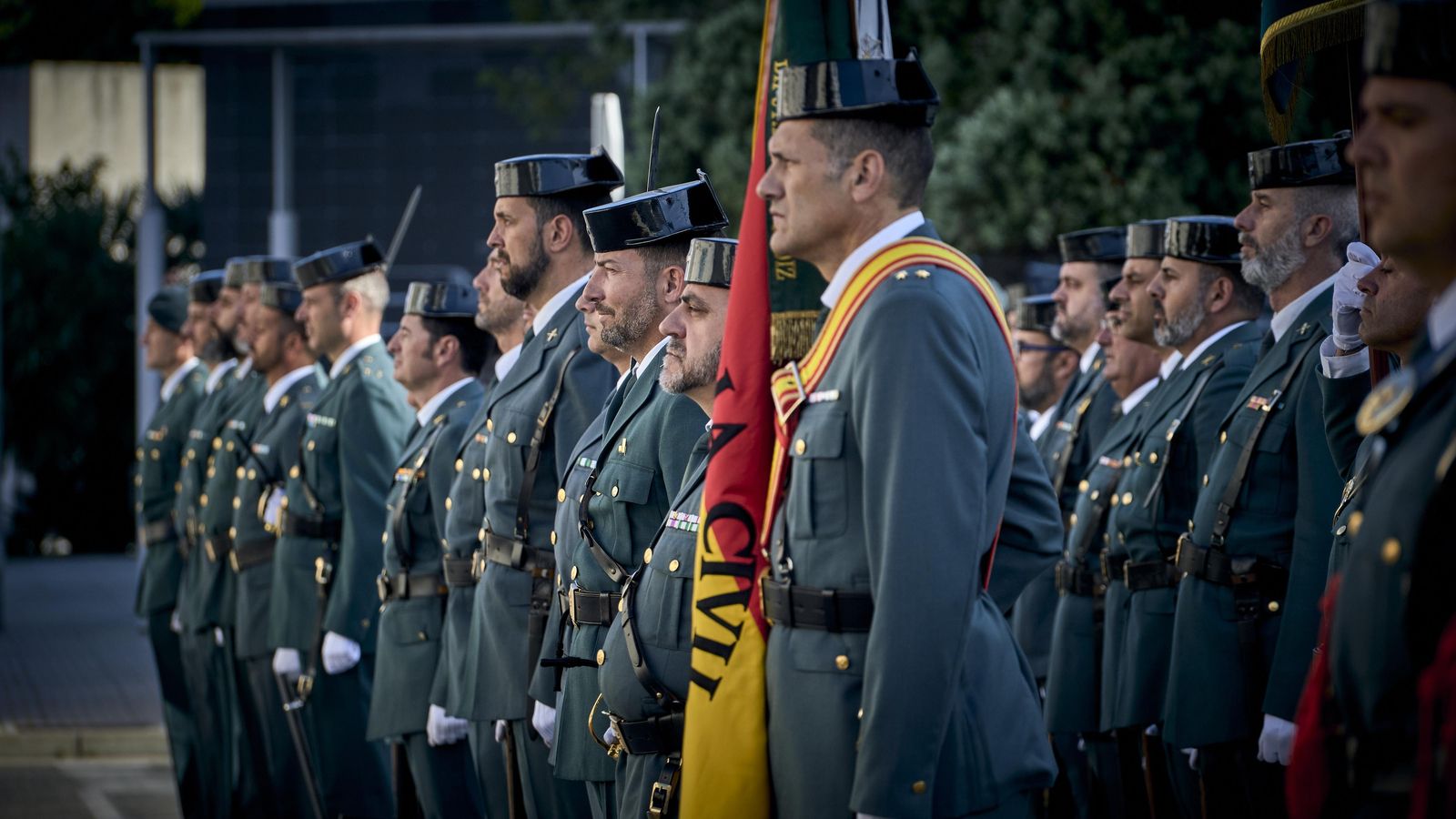 Agentes de la Benemérita, formados en el patio de la comandancia durante el acto.