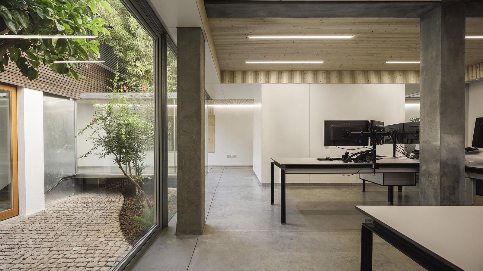 Oficina en el interior de una manzana de la calle Lucano, en Córdoba.