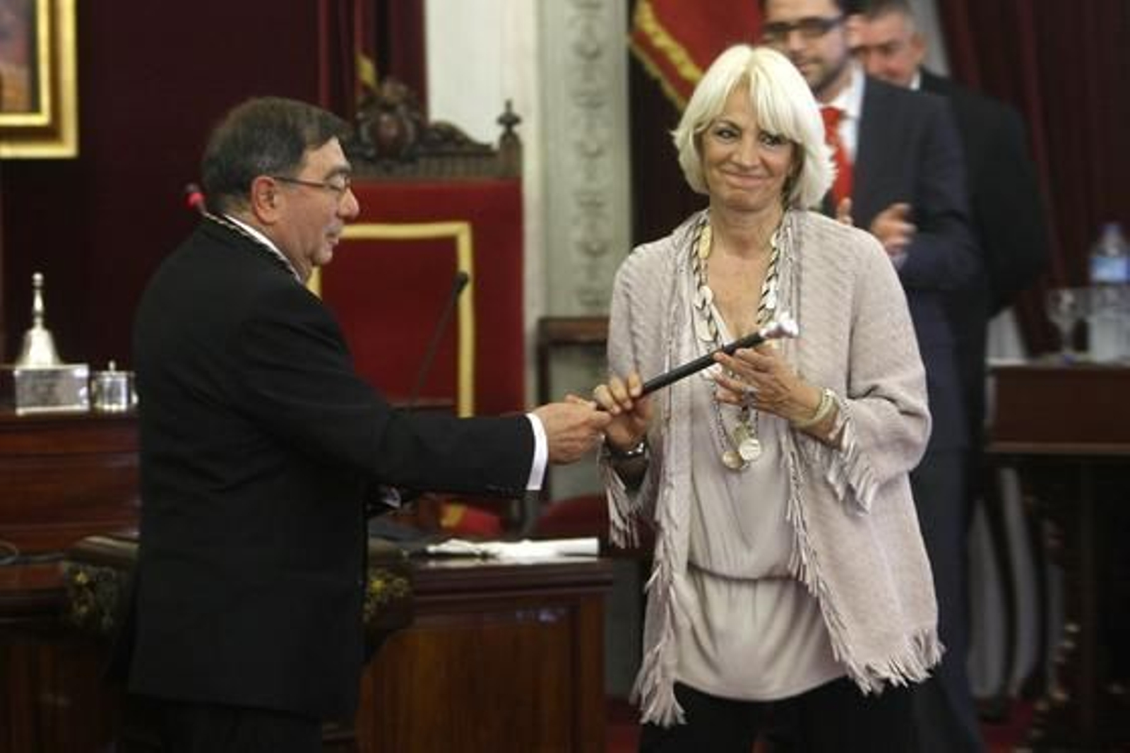 Teófila Martínez (PP) ha sido investida alcaldesa de Cádiz por quinta vez consecutiva tras obtener el voto de los 17 concejales de su partido  Foto: Jose Braza