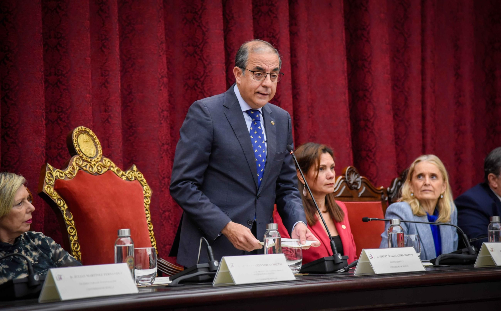 Imposición de la Medalla de la Universidad de Sevilla a Concha Yoldi