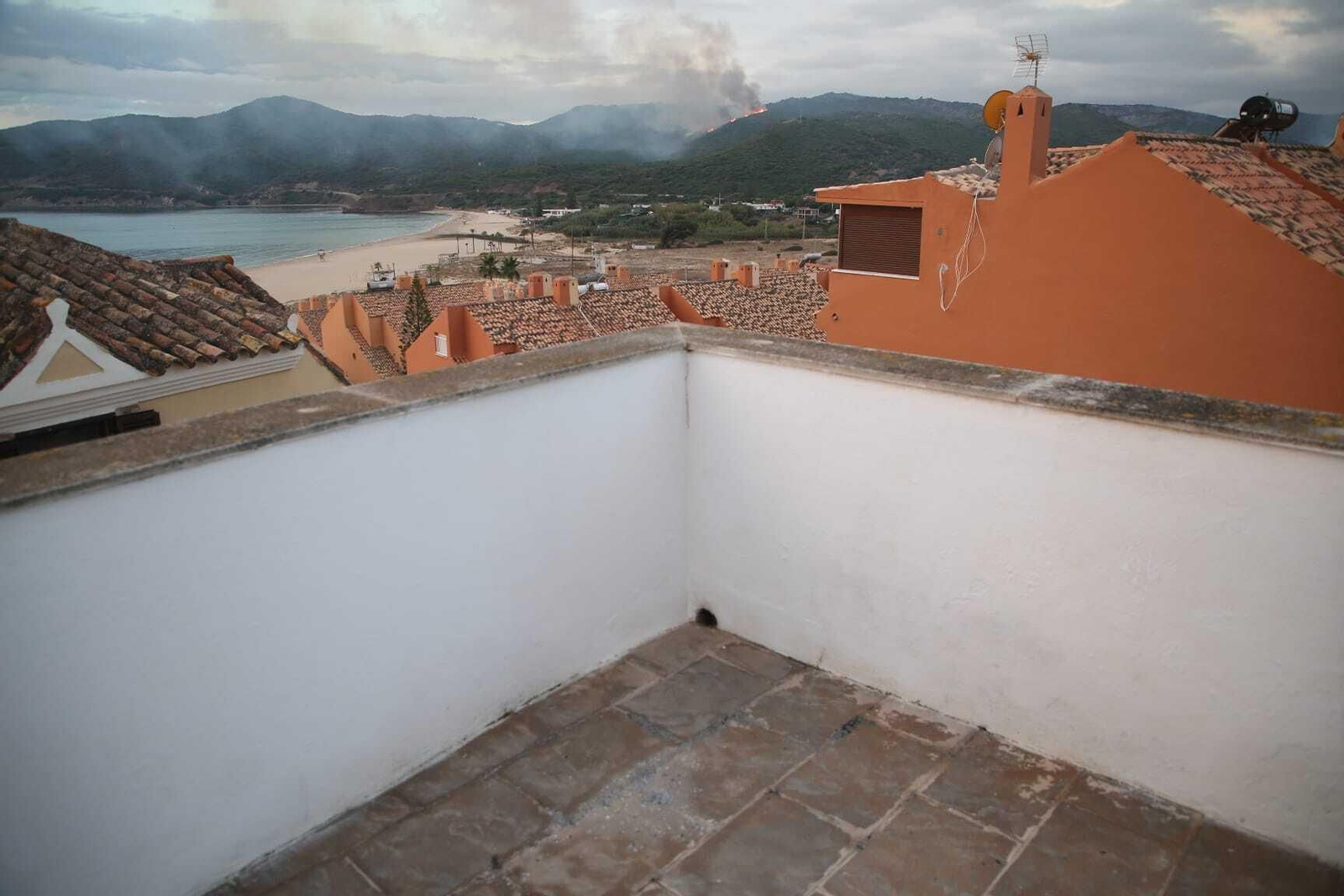 Las fotos del incendio entre las Pantallas y la Marchenilla, en Algeciras