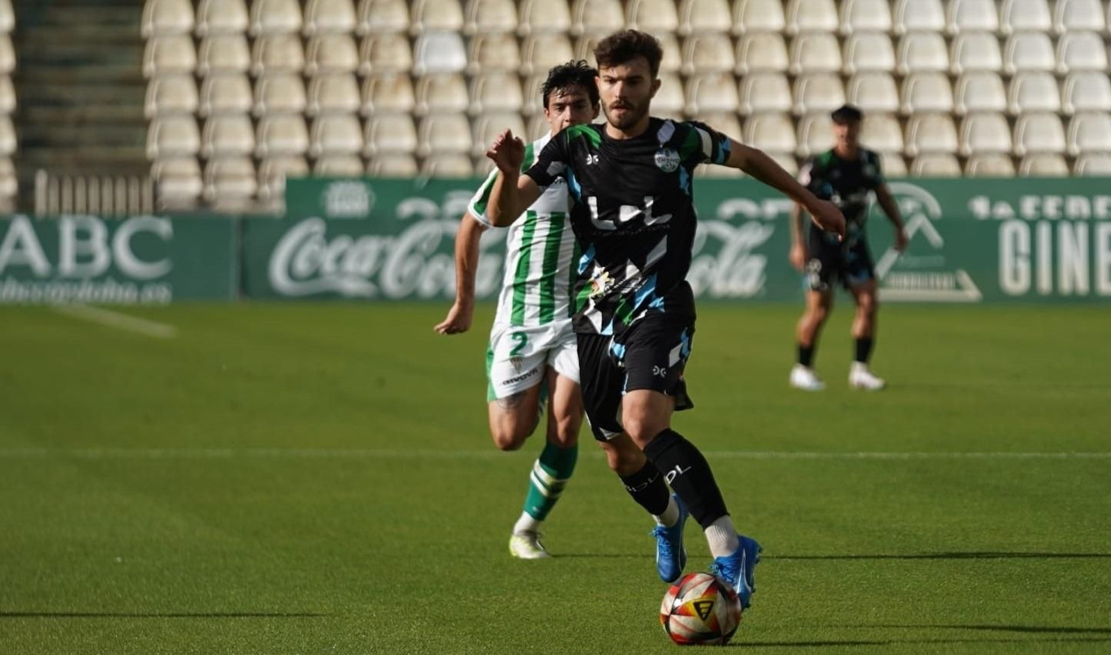 David Castro controla el balón ante la presencia de un rival. David Castro controla el balón ante la presencia de un rival.