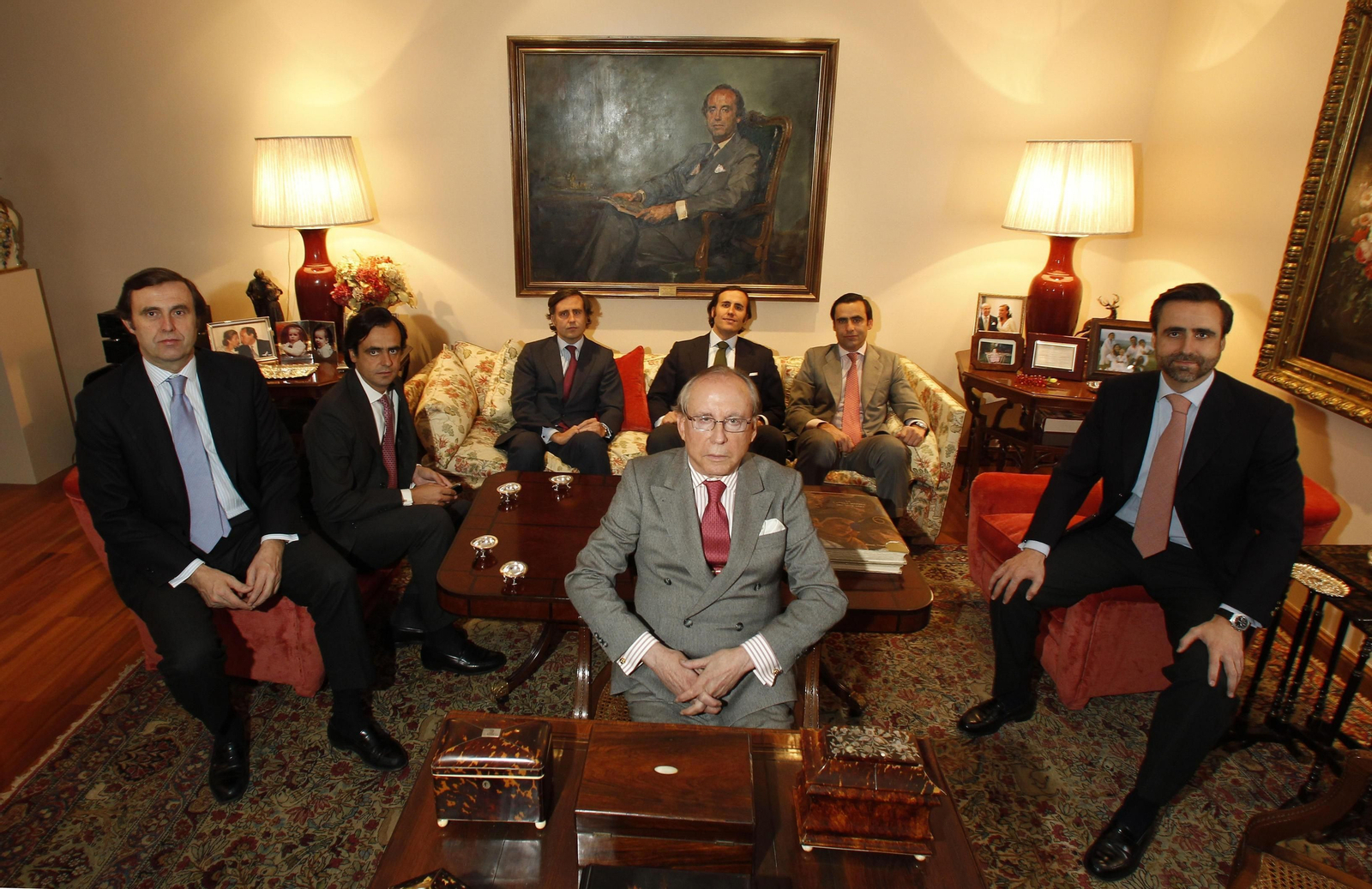 Imagen retrospectiva del empresario José María Ruiz-Mateos. Tras él, sus seis hijos ahora procesados.