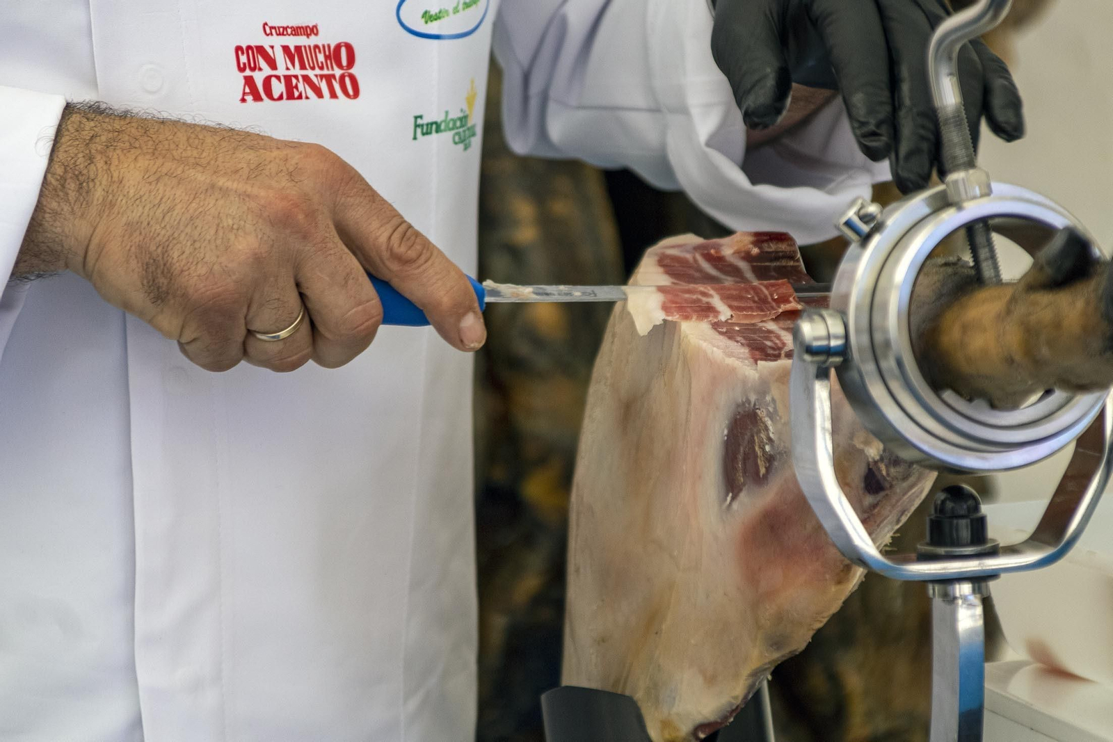Imágenes del inicio del intento de conseguir el récord Guinnes de cortar jamón en Huelva