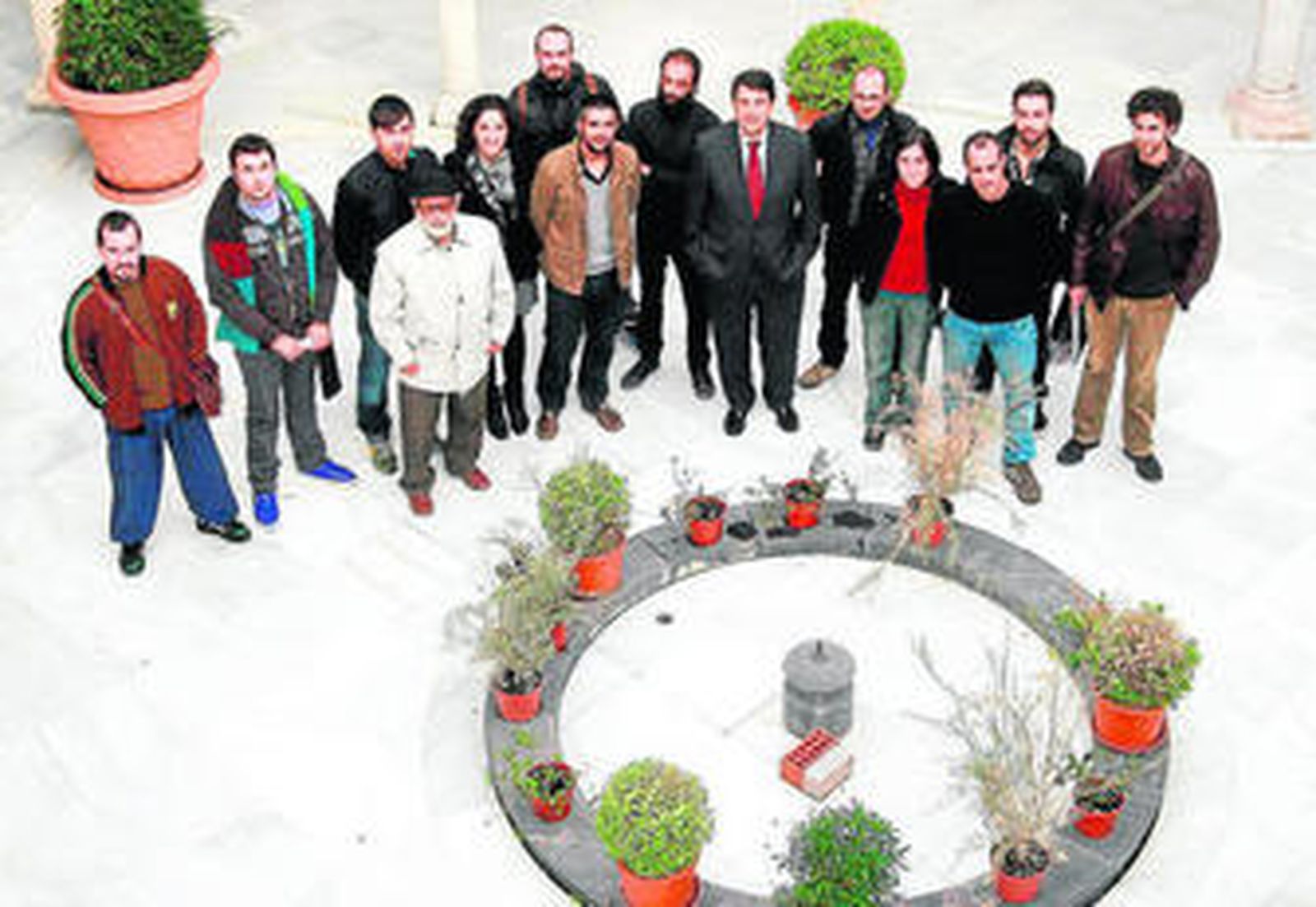 Algunos de los seleccionados en el concurso de iconos para 2016, ayer, junto a Rafael Blanco.