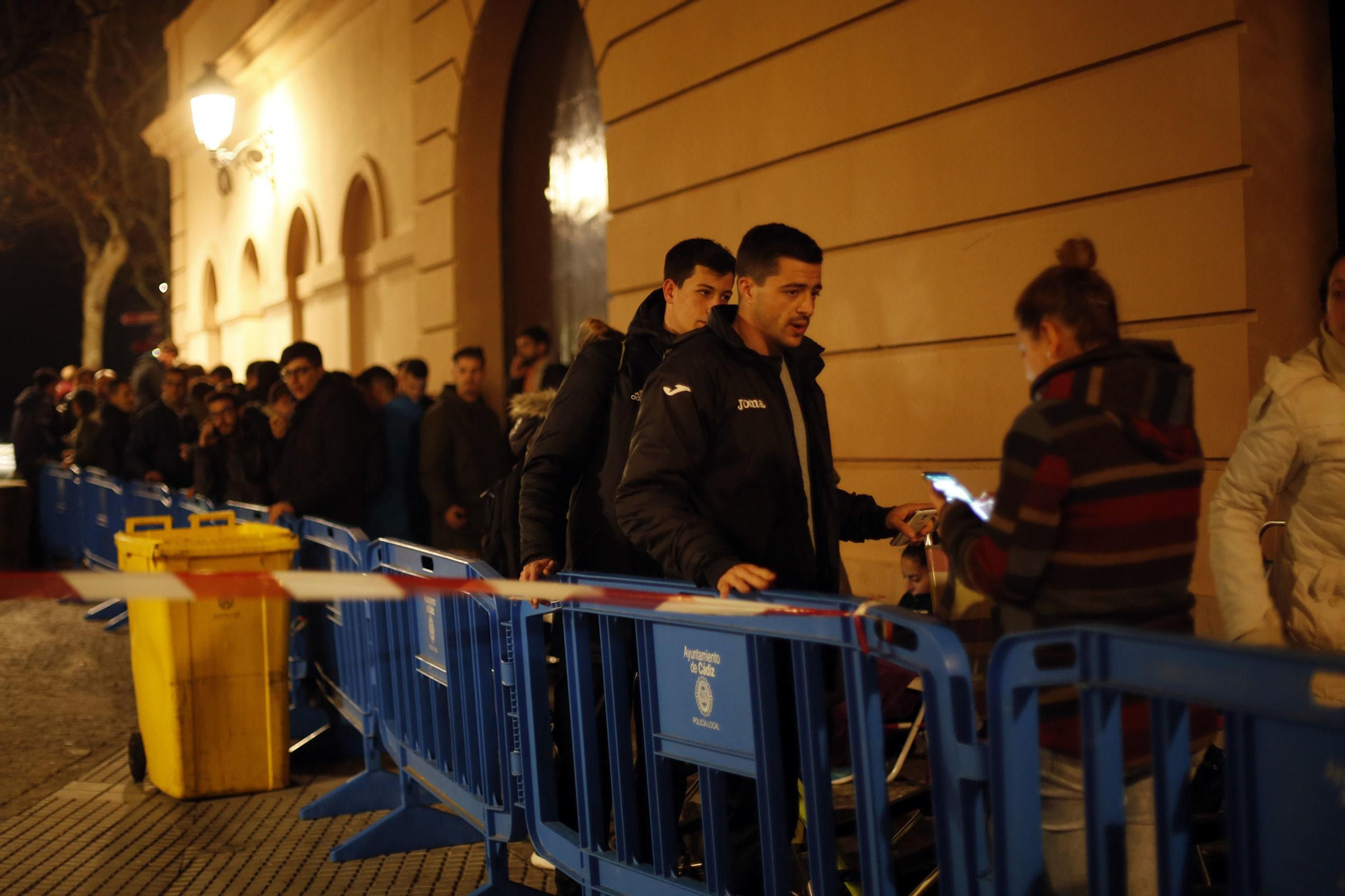 Colas en el Baluarte de la Candelaria para las entradas de semifinales.