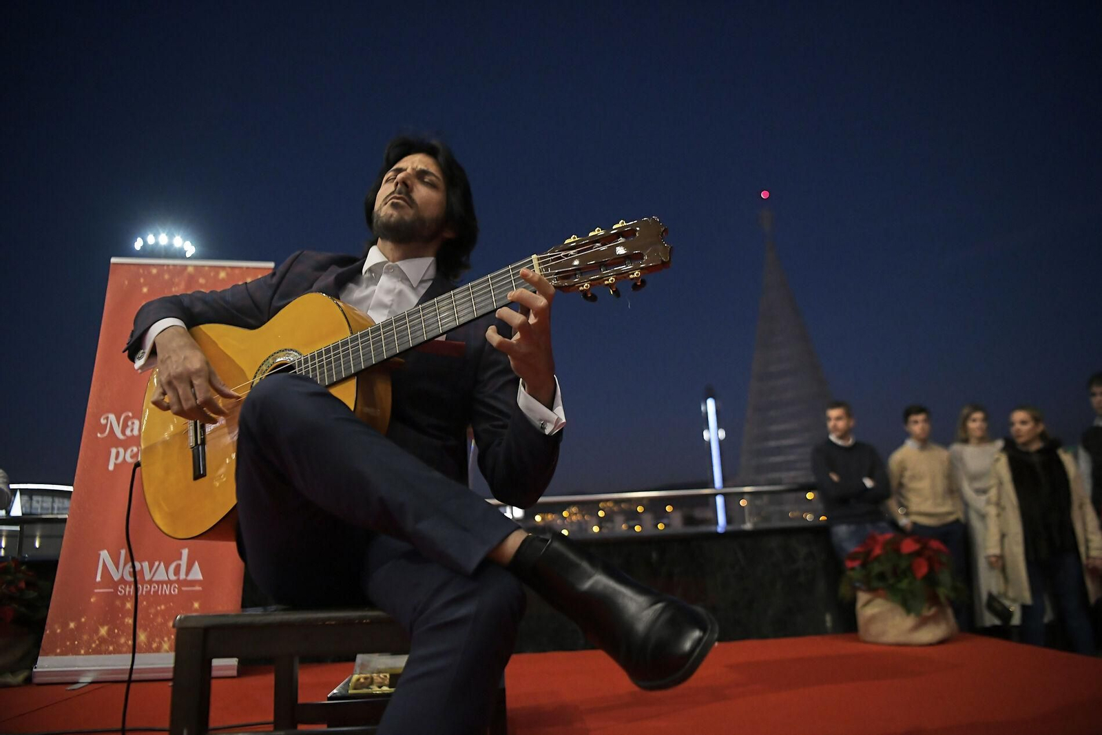 Fotos: así se ha iluminado el árbol de Navidad del Nevada en Granada, el más alto de España