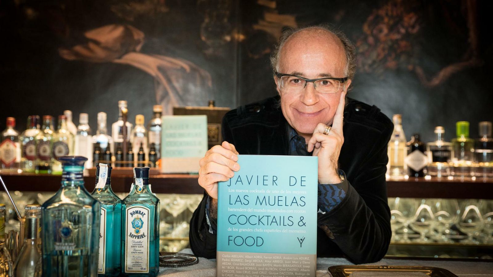 De las Muelas, con uno de los libros que ha publicado.