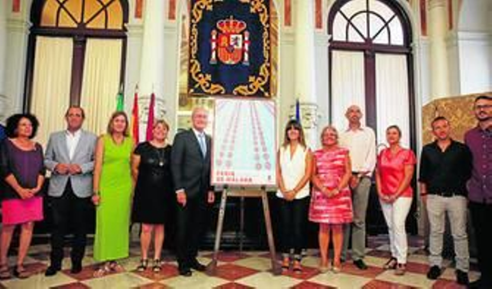 La Corporación municipal posa junto a la pregonera y al cartel oficial de la Feria.