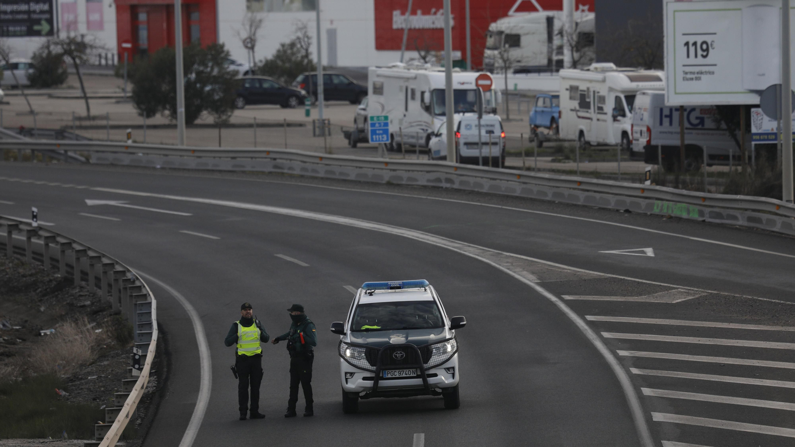 Imágenes del corte de la A-7 por los trabajadores de Acerinox en huelga, este viernes