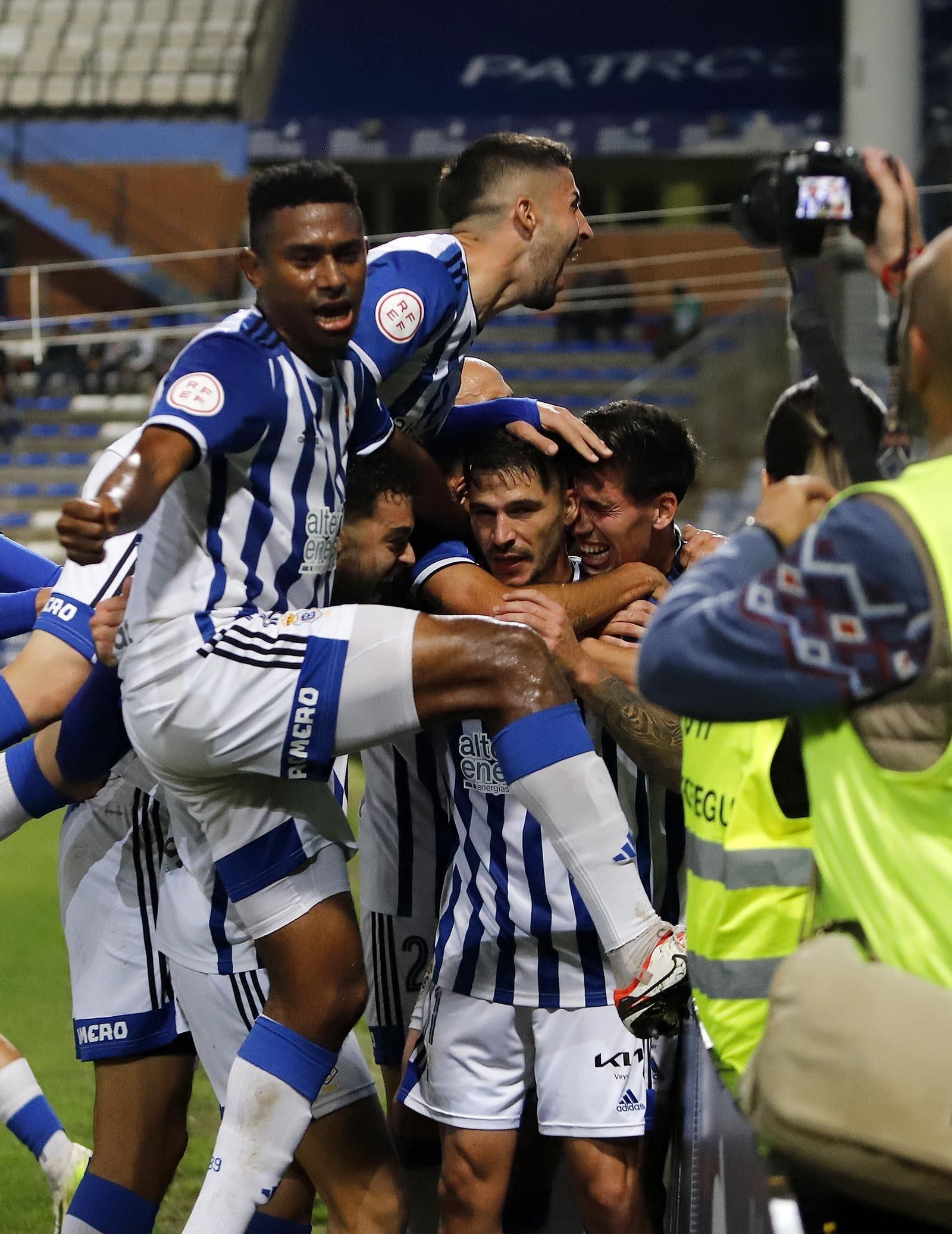 Celebración del gol de Caye Quintana al Atlético Sanluqueño.