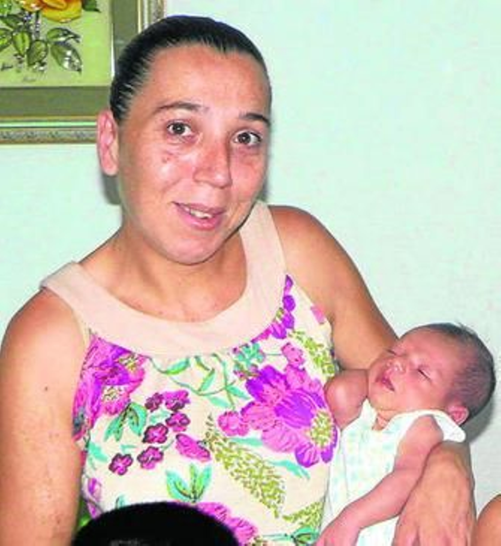 La  familia Ramón González están muy felices con recién nacido.