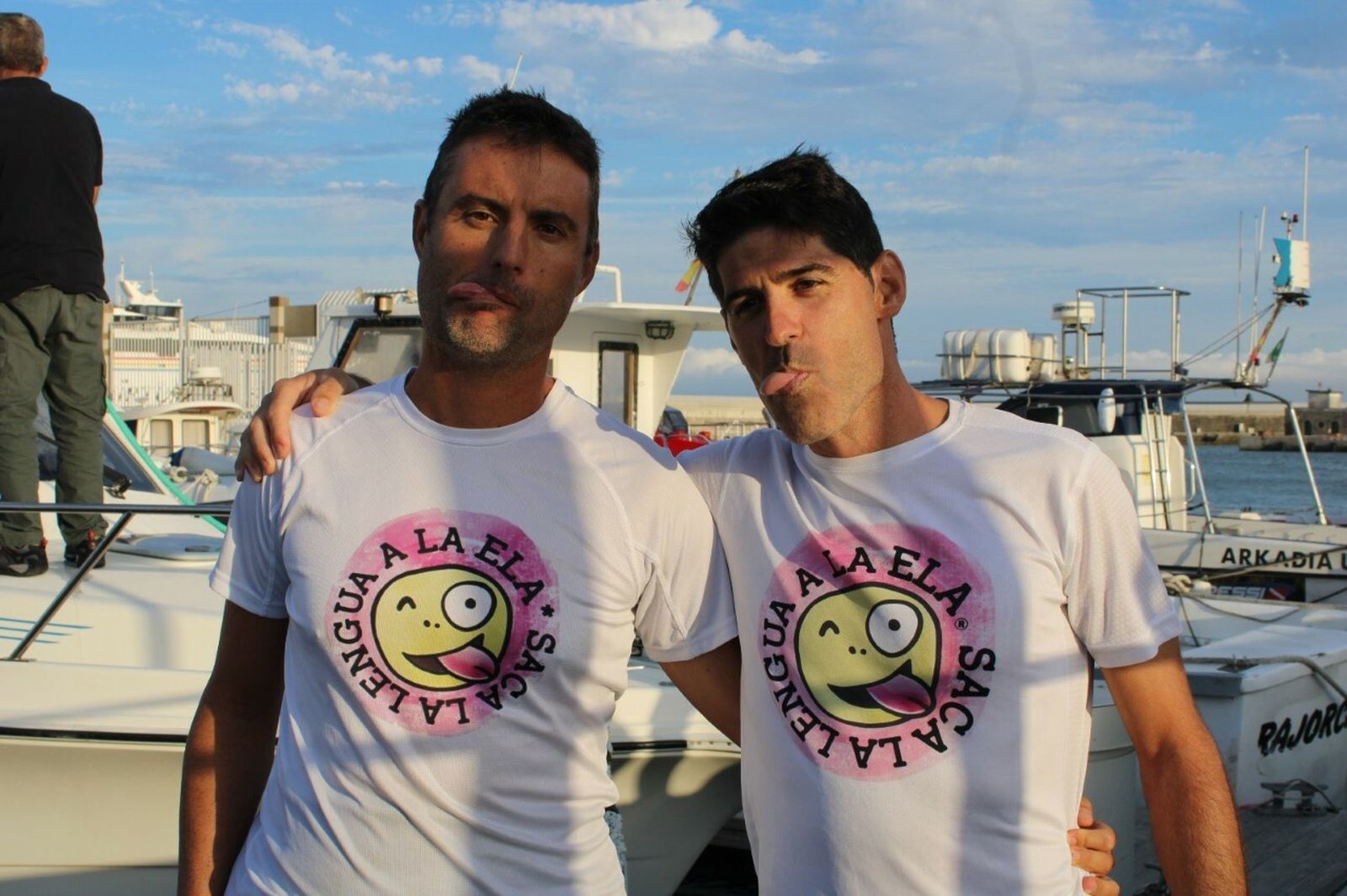 Los dos nadadores sacan la lengua en la campaña por la ELA.