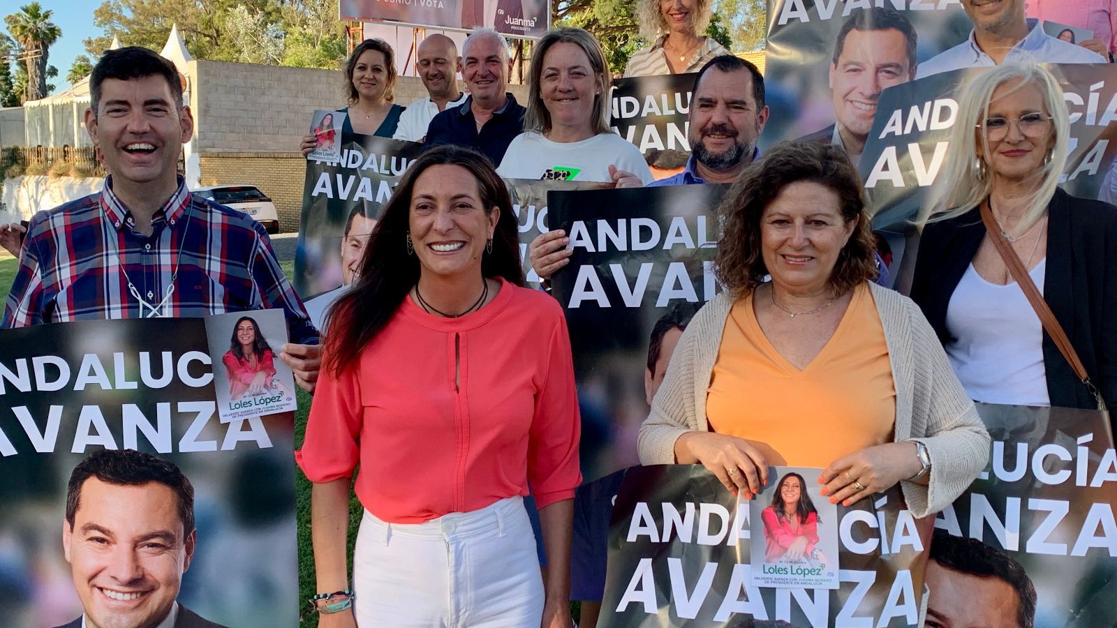 Loles López en el inicio de la campaña en su localidad de Valverde.