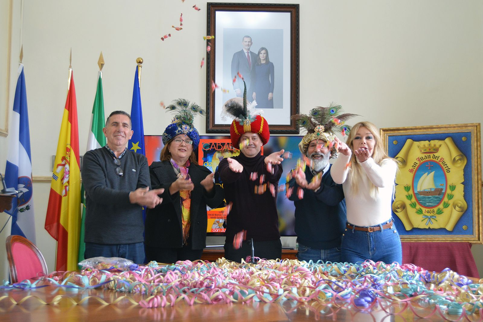 Los tres Reyes Magos junto a Fran Minchón y Rocío Cárdenas.
